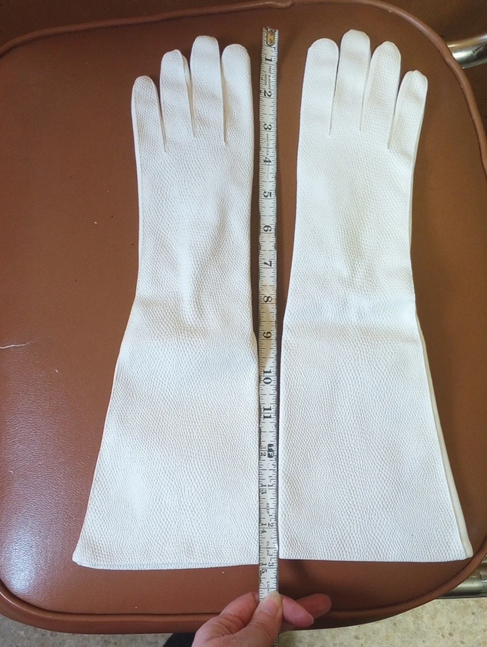 LIKE NEW Vintage Retro Neutral White Faux Pebbled Leather Gloves
